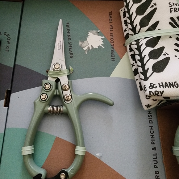 New - Basil Growing Gourmet Kitchen Tools - Picture 6 of 7